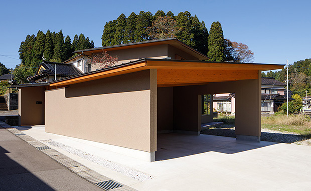 料亭のような前庭のある家