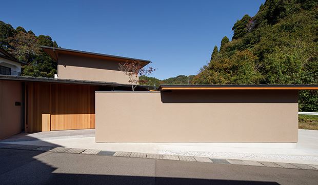 料亭のような前庭のある家