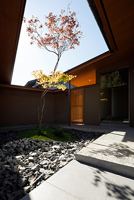 料亭のような前庭のある家