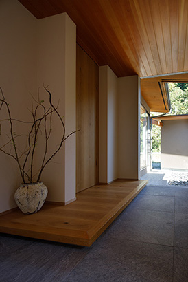 料亭のような前庭のある家