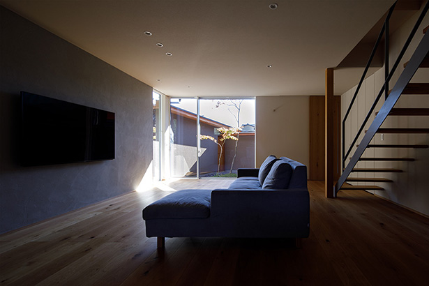 料亭のような前庭のある家