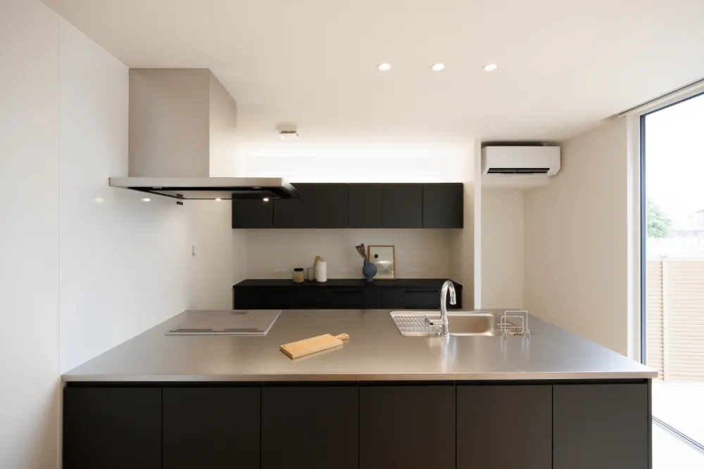 淡と濃が織りなす、上品で洗練されたキッチン