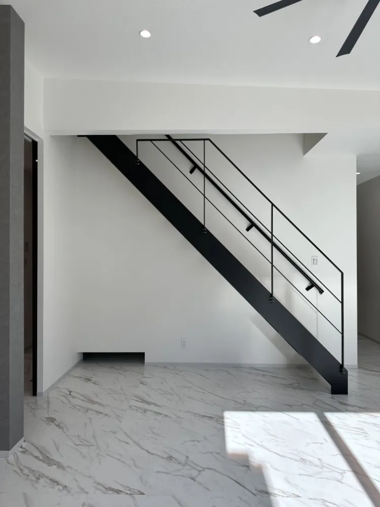 スタイリッシュなアイアン階段