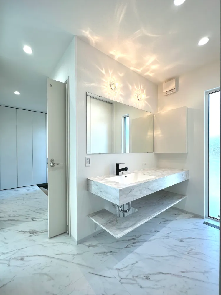 質感にこだわった上質なモノトーンの家