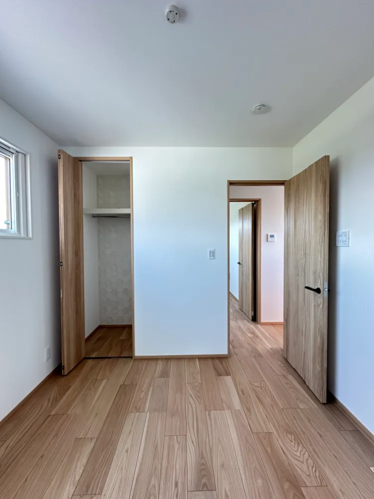 白×光が調和する洗練されたホテルライクな家