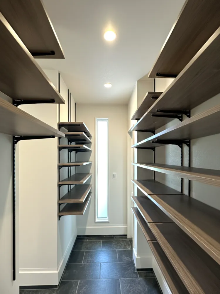 白×光が調和する洗練されたホテルライクな家