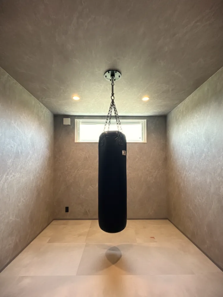 白×光が調和する洗練されたホテルライクな家