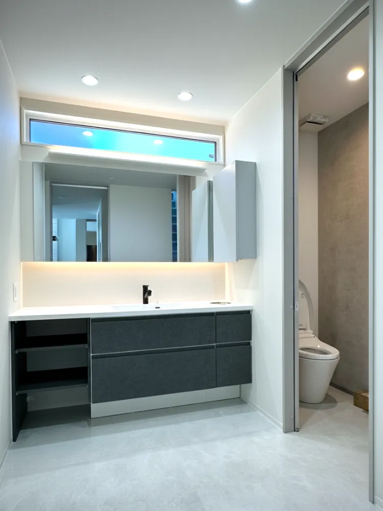 白×光が調和する洗練されたホテルライクな家