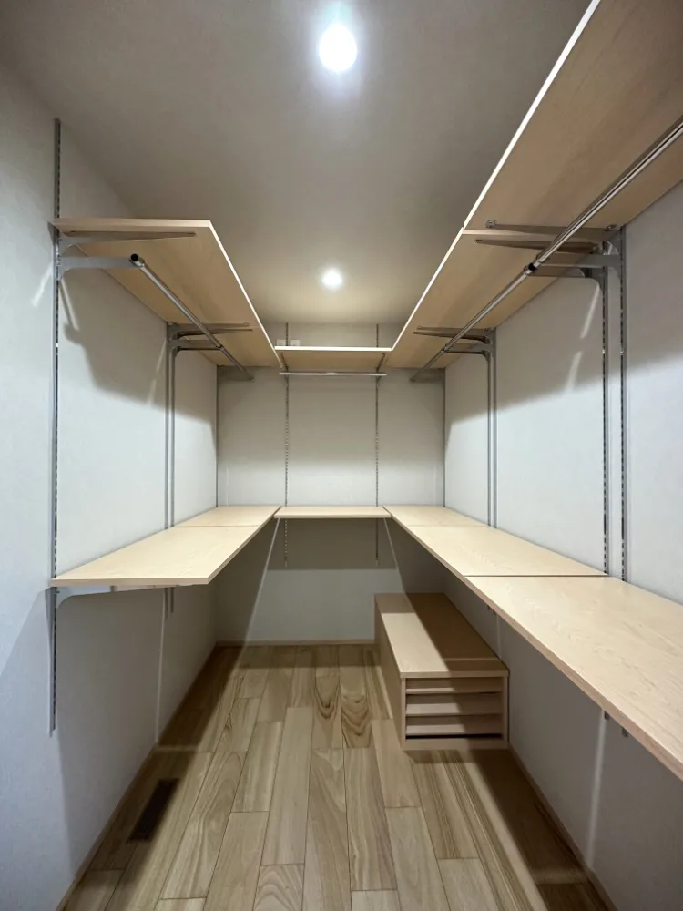 ランドリースペースと寝室を繋ぐクローゼット