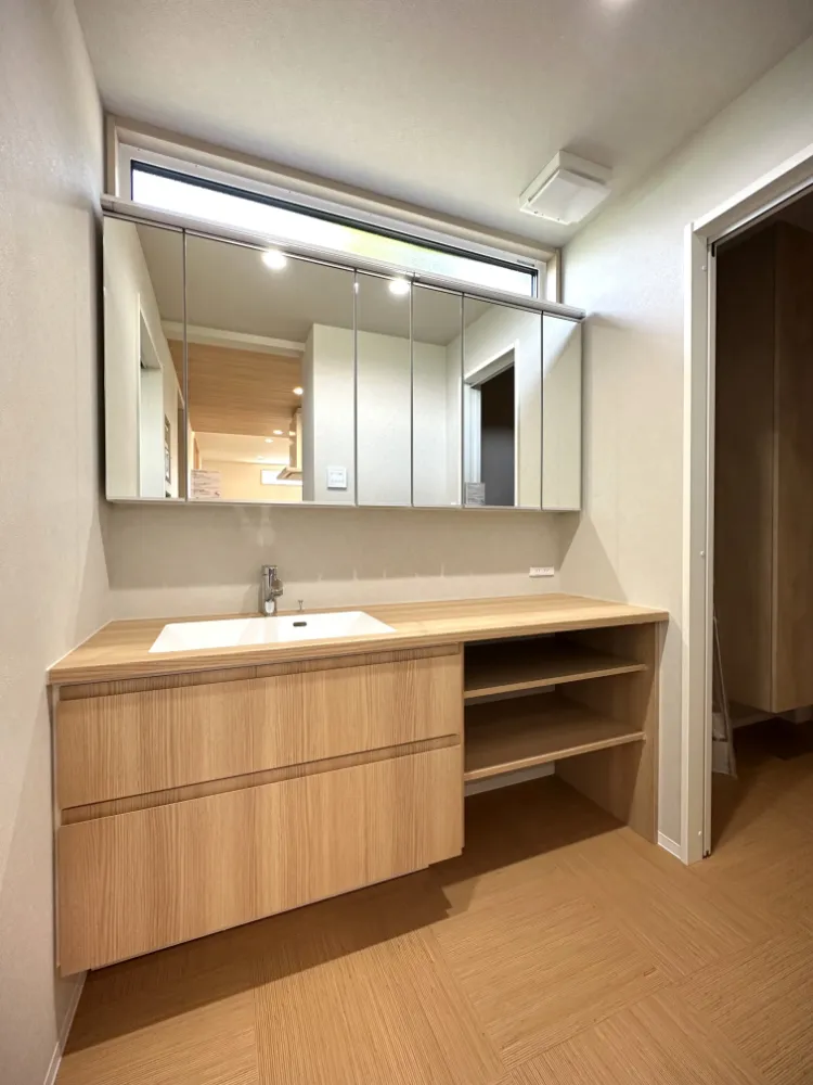 柔らかな木目が彩る和モダンな家