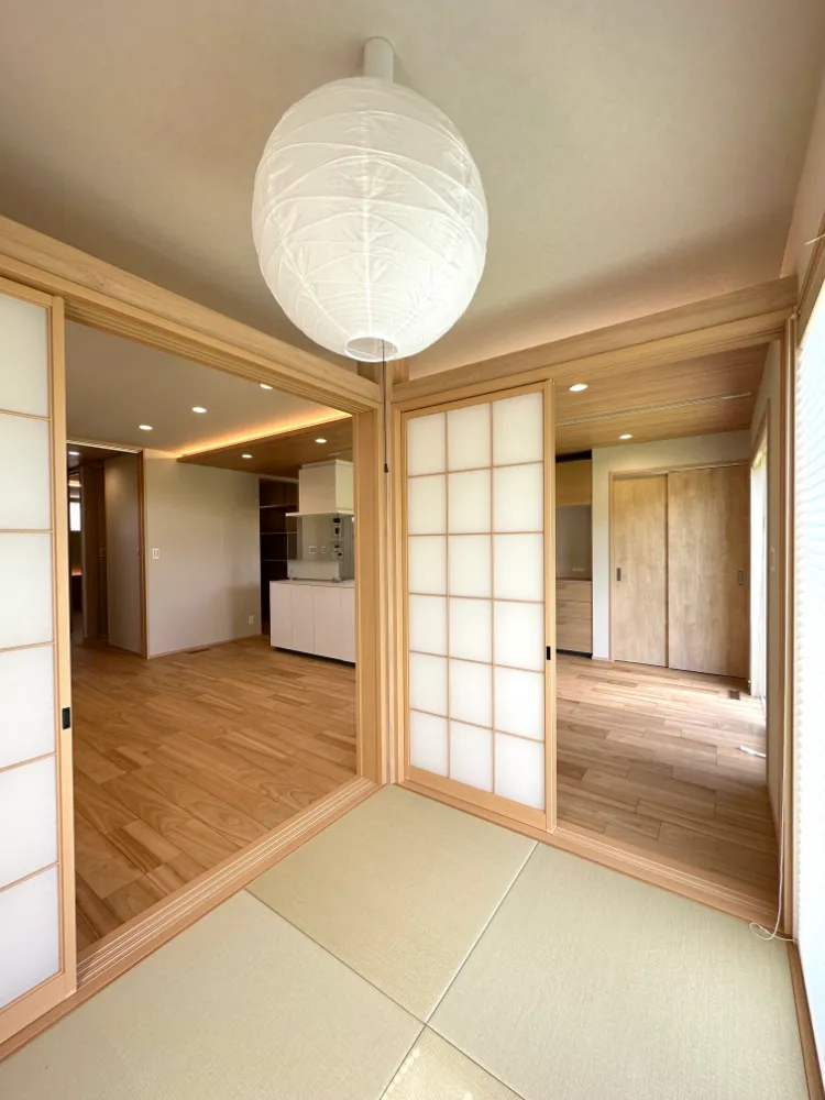 柔らかな木目が彩る和モダンな家