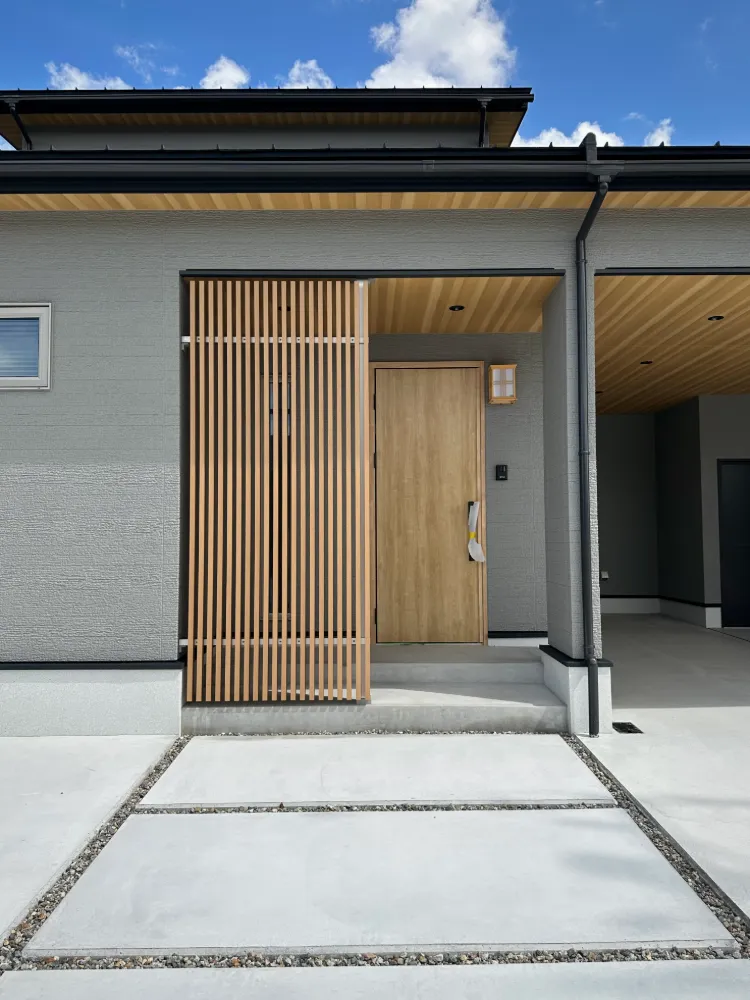 柔らかな木目が彩る和モダンな家