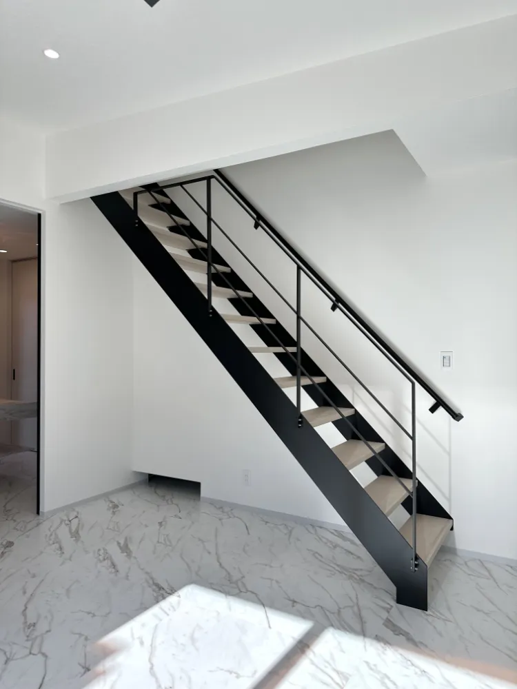 質感にこだわった上質なモノトーンの家