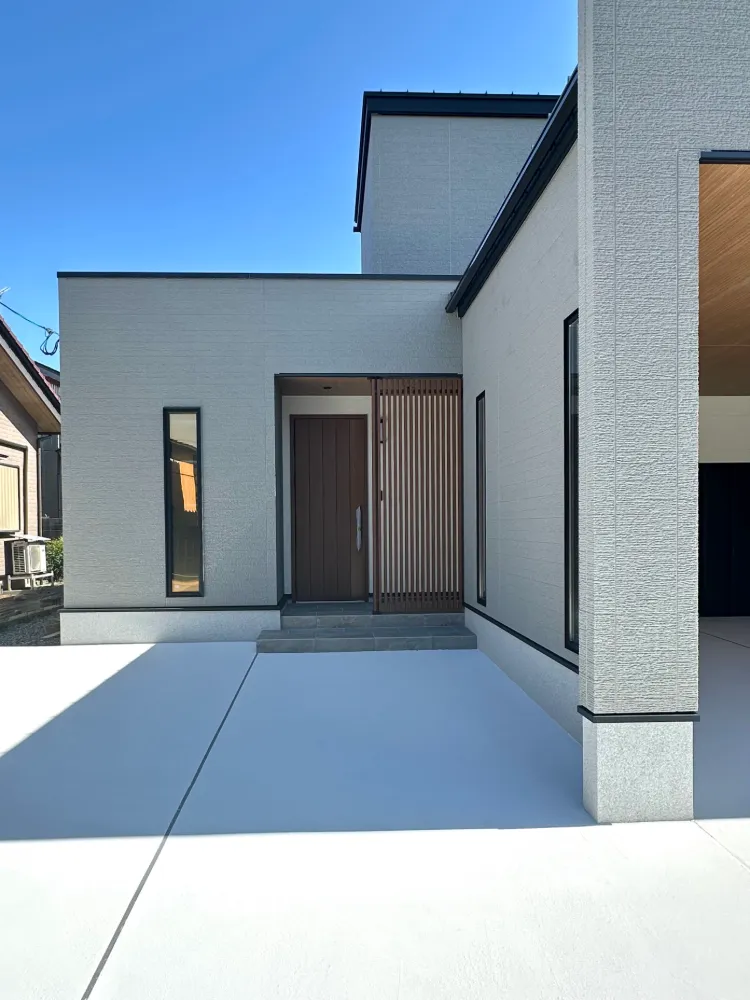 木目と光が織りなす心地よさに満ちた住まい
