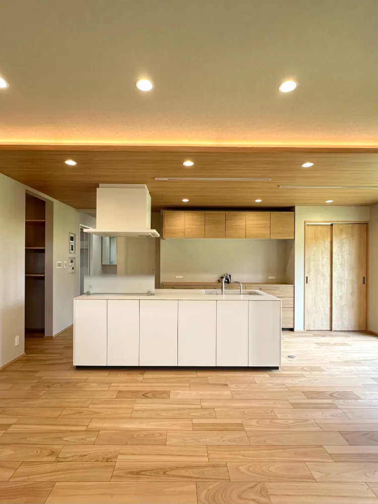 木の空間にマッチした洗練されたキッチン【TOTO】