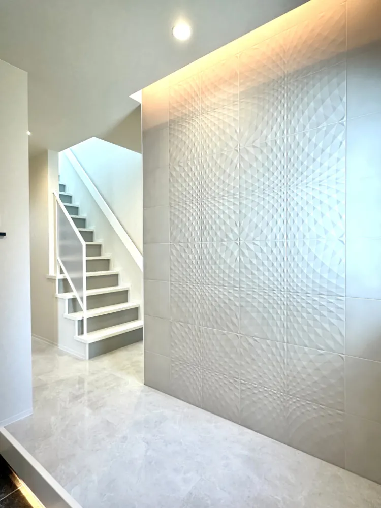 白×光が調和する洗練されたホテルライクな家