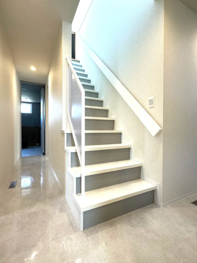 白×光が調和する洗練されたホテルライクな家