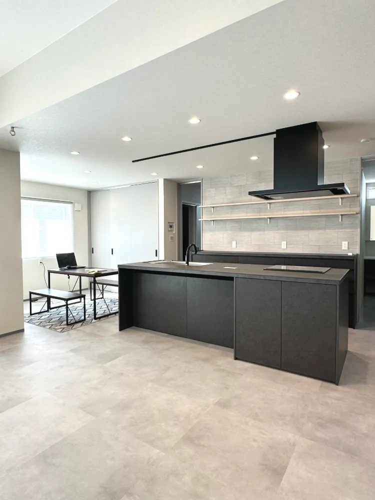 白×光が調和する洗練されたホテルライクな家