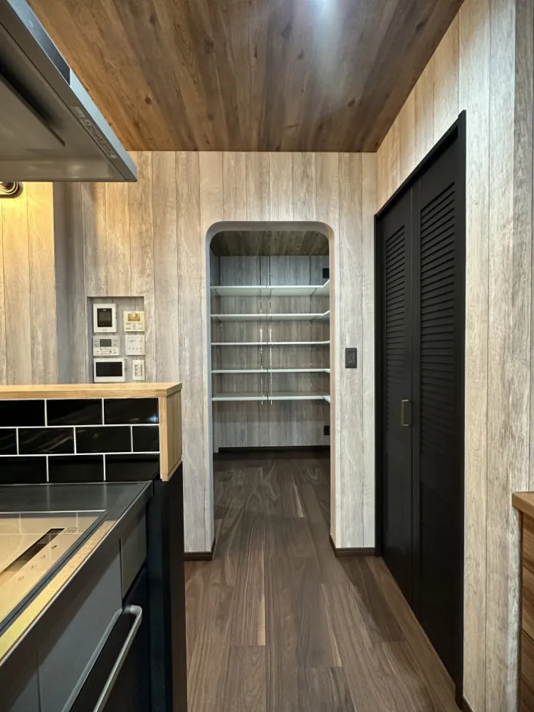 パントリーは角を丸くしたことでナチュラルな印象に