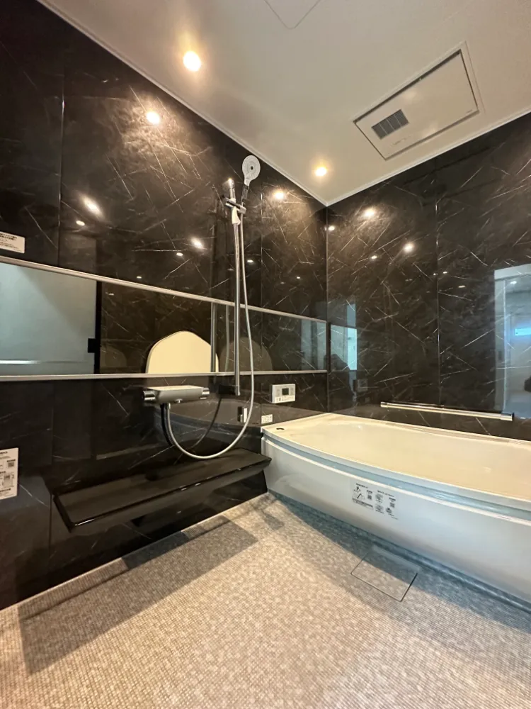 質感にこだわった上質なモノトーンの家