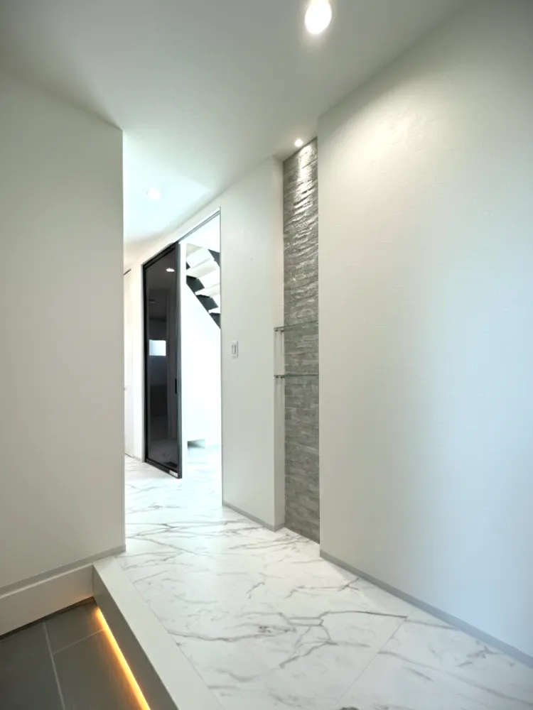 質感にこだわった上質なモノトーンの家