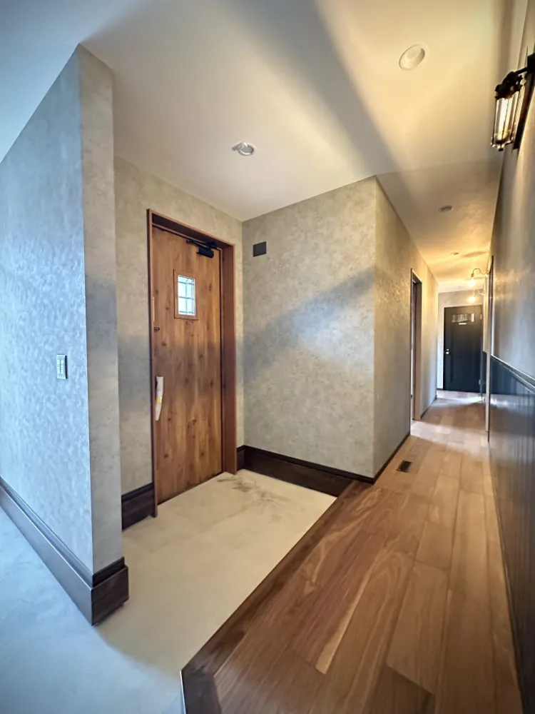 木目とコンクリの相性抜群な広々エントランス