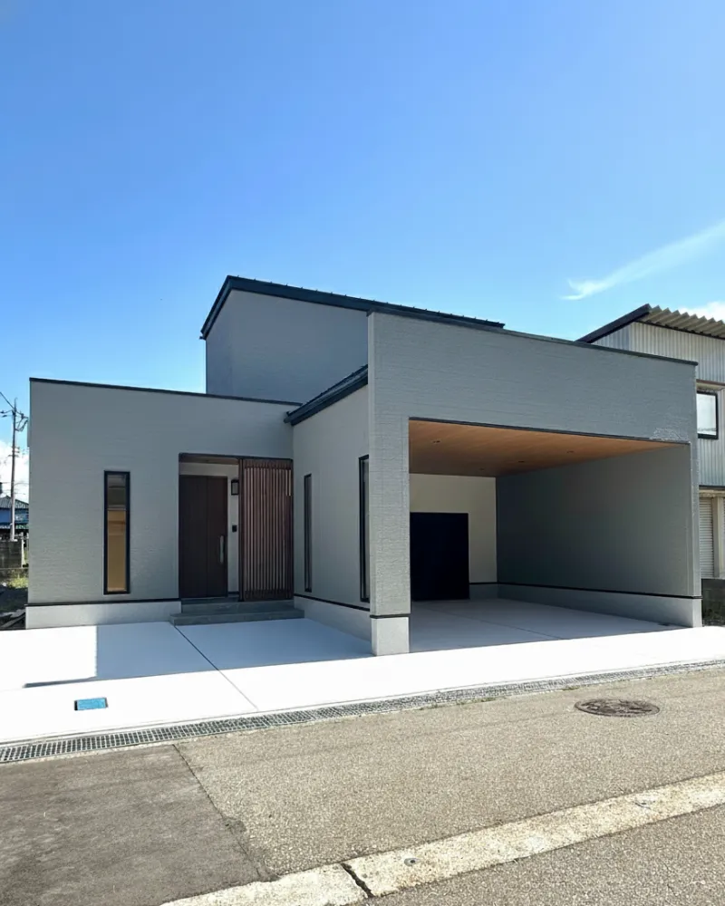 木目と光が織りなす心地よさに満ちた住まい