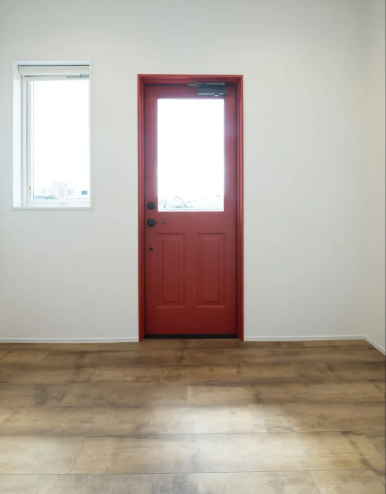 オレンジ色の洋風瓦葺に白いガルバリウム鋼板が目をひく、おしゃれな住まい