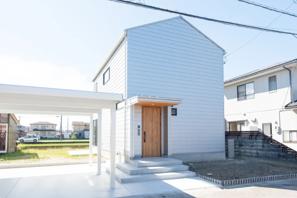 生活動線を考えた間取りが住む人の暮らしを豊かにする、木調色を効果的に取り入れた明るくシンプルな空間