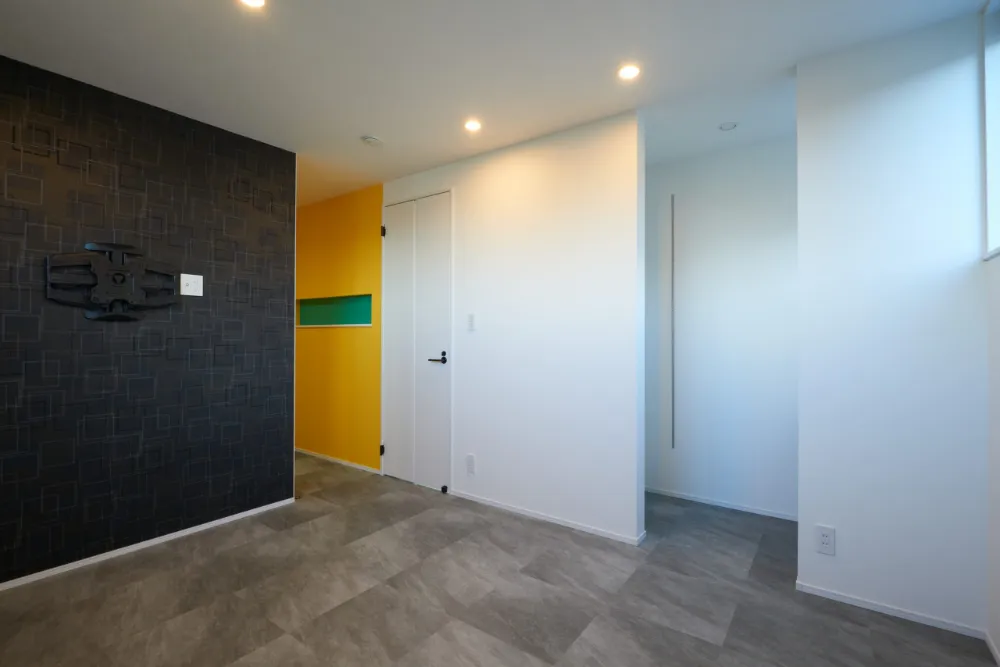 ビビットなカラーのアクセントクロスに遊び心が見える二世帯住宅