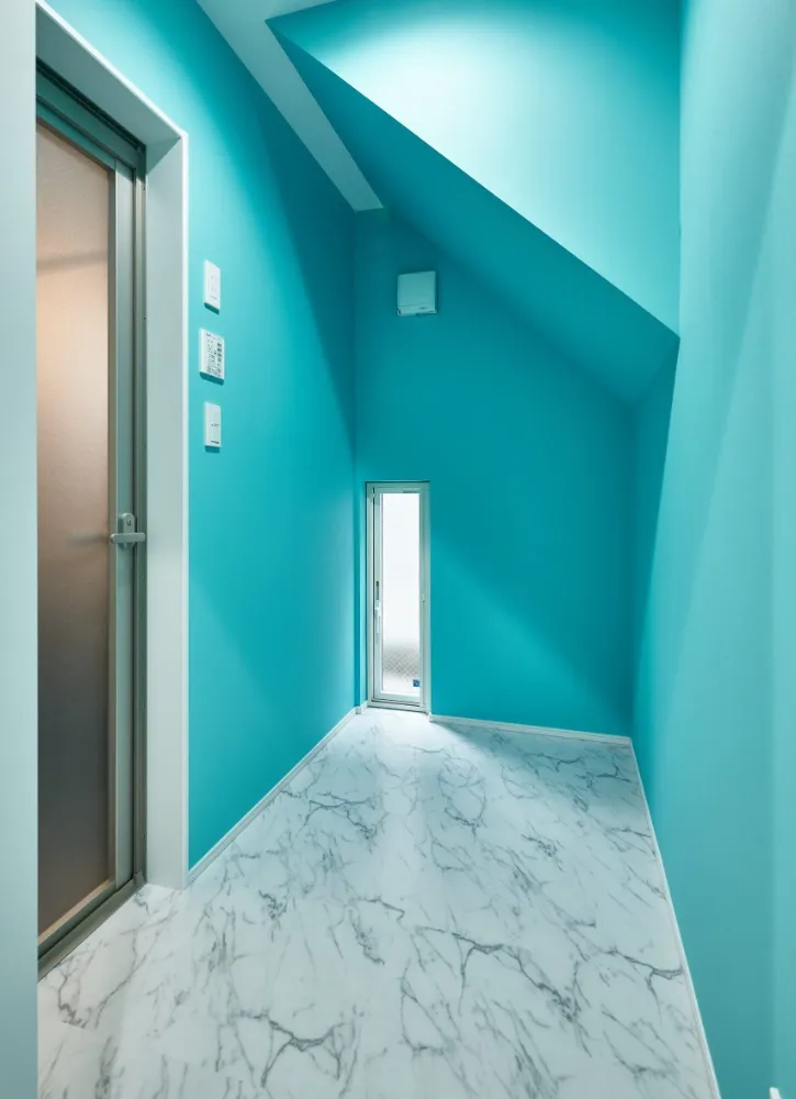 ビビットなカラーのアクセントクロスに遊び心が見える二世帯住宅