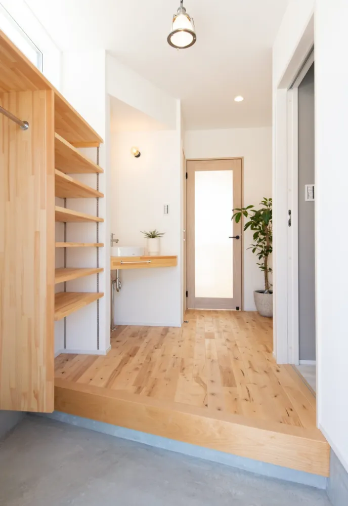 生活動線を考えた間取りが住む人の暮らしを豊かにする、木調色を効果的に取り入れた明るくシンプルな空間