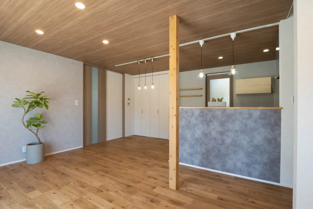 オレンジ色の洋風瓦葺に白いガルバリウム鋼板が目をひく、おしゃれな住まい