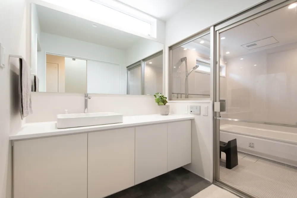 白を基調とした明るい空間に木調色が柔らかな雰囲気を作り出すシンプルモダンの住宅。