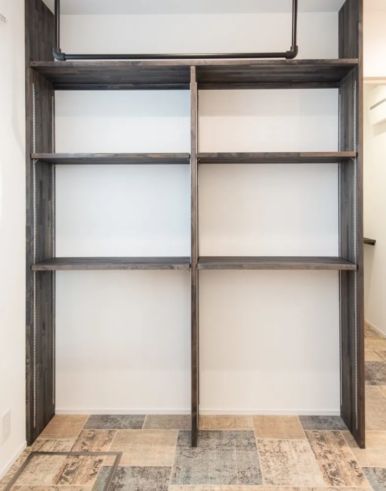 生活動線を考えた間取りが住む人の暮らしを豊かにする、木調色を効果的に取り入れた明るくシンプルな空間