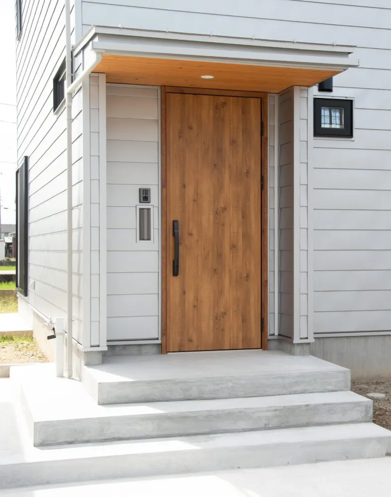 生活動線を考えた間取りが住む人の暮らしを豊かにする、木調色を効果的に取り入れた明るくシンプルな空間