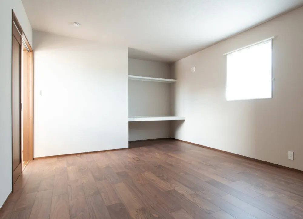 生活動線を考えた間取りが住む人の暮らしを豊かにする、木調色を効果的に取り入れた明るくシンプルな空間