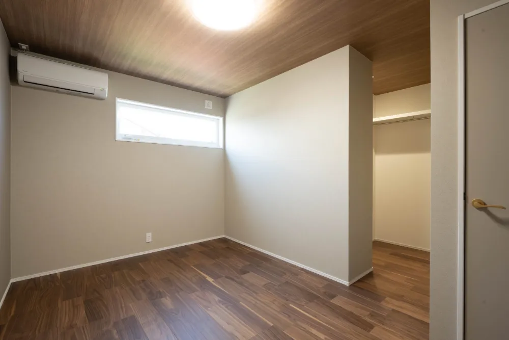 オレンジ色の洋風瓦葺に白いガルバリウム鋼板が目をひく、おしゃれな住まい