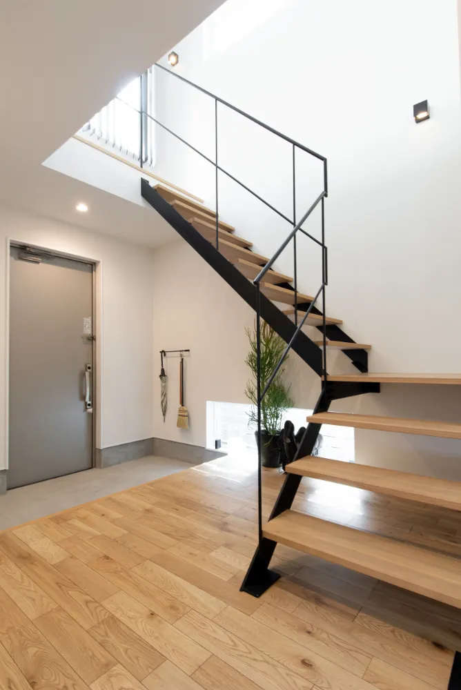 白を基調とした明るい空間に木調色が柔らかな雰囲気を作り出すシンプルモダンの住宅。