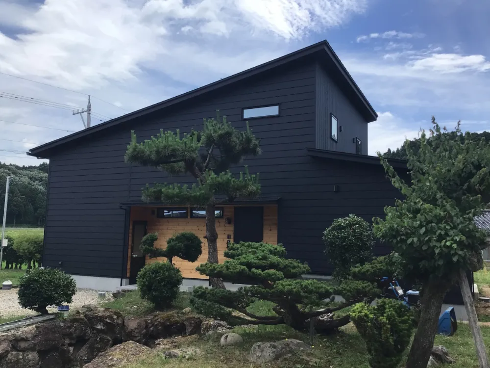 家族のこだわりと工夫を詰め込んだ、木の質感が心地よい家