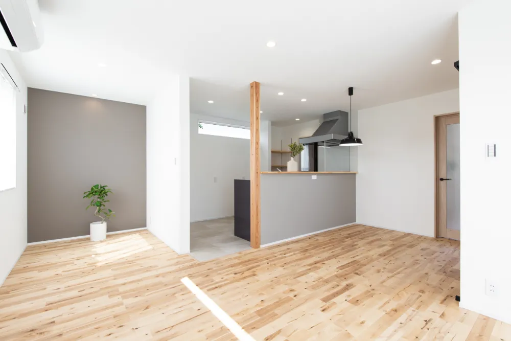 生活動線を考えた間取りが住む人の暮らしを豊かにする、木調色を効果的に取り入れた明るくシンプルな空間