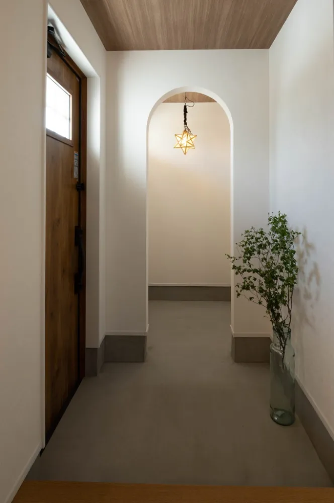 オレンジ色の洋風瓦葺に白いガルバリウム鋼板が目をひく、おしゃれな住まい