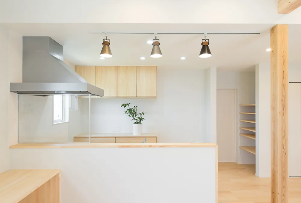 木のぬくもりに癒されながら、趣味のバイクも大満喫できる住宅。