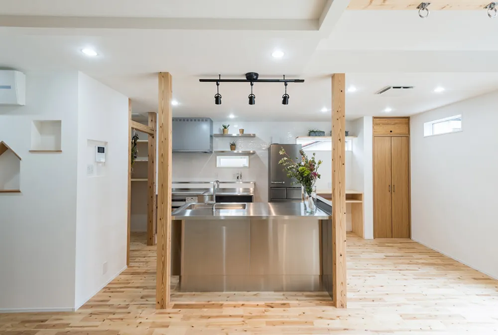 料理好きのための「II型ステンレスキッチン」と、「寝室」に全部詰め込んだ住まい