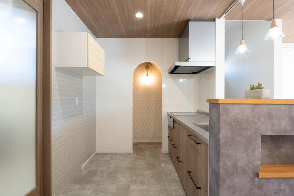 オレンジ色の洋風瓦葺に白いガルバリウム鋼板が目をひく、おしゃれな住まい