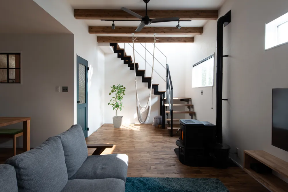 ラフなスタイルが心地よい、ペレットストーブのあるお家。