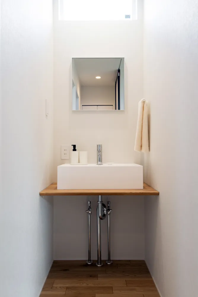 白を基調とした明るい空間に木調色が柔らかな雰囲気を作り出すシンプルモダンの住宅。