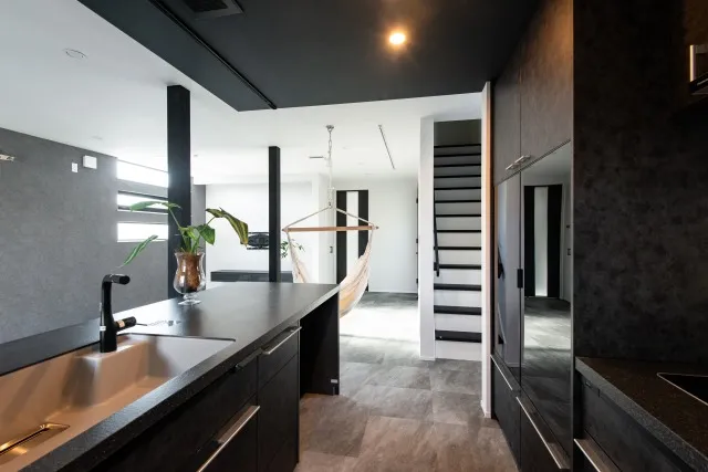 ビビットなカラーのアクセントクロスに遊び心が見える二世帯住宅