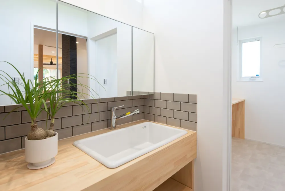 家族のこだわりと工夫を詰め込んだ、木の質感が心地よい家