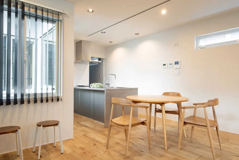 白を基調とした明るい空間に木調色が柔らかな雰囲気を作り出すシンプルモダンの住宅。